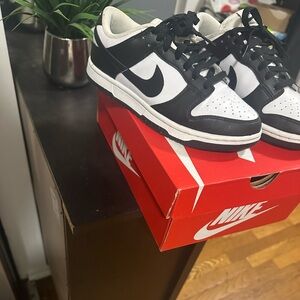 Nike Dunk Low’s (Panda’s) Preowned